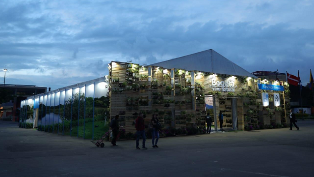 Un plano general del stand por fuera de la Alcaldía de Bogotá, a media tarde
