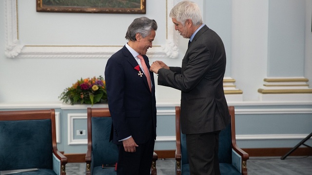 El Alcalde Enrique Peñalosa colocando una medalla en el pecho del maestro Ramiro Osorio por su gran aporte a la cultura de la ciudad