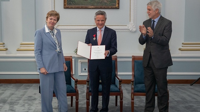 El Alcalde Enrique Peñalosa al lado del maestro Ramiro Osorio y una mujer entregándole la condecoración por su amplia trayectoria en el ámbito cultural de la ciudad