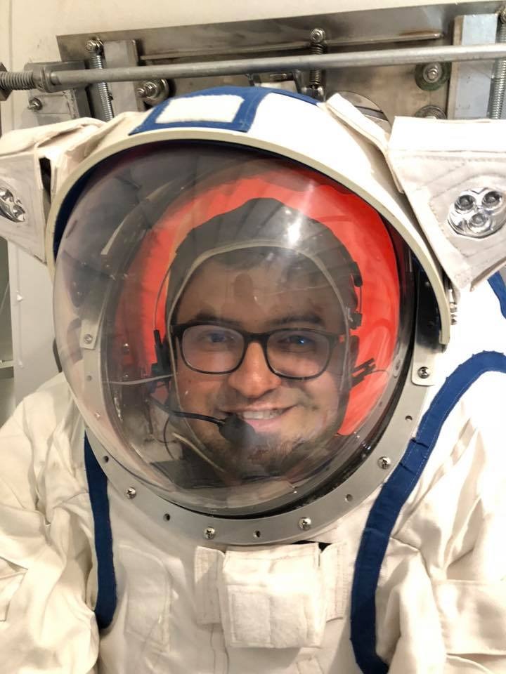 Hernán David, además de ser un profesor universitario, en los últimos años se ha desempeñado como astronauta análogo, participando en distintos hábitats