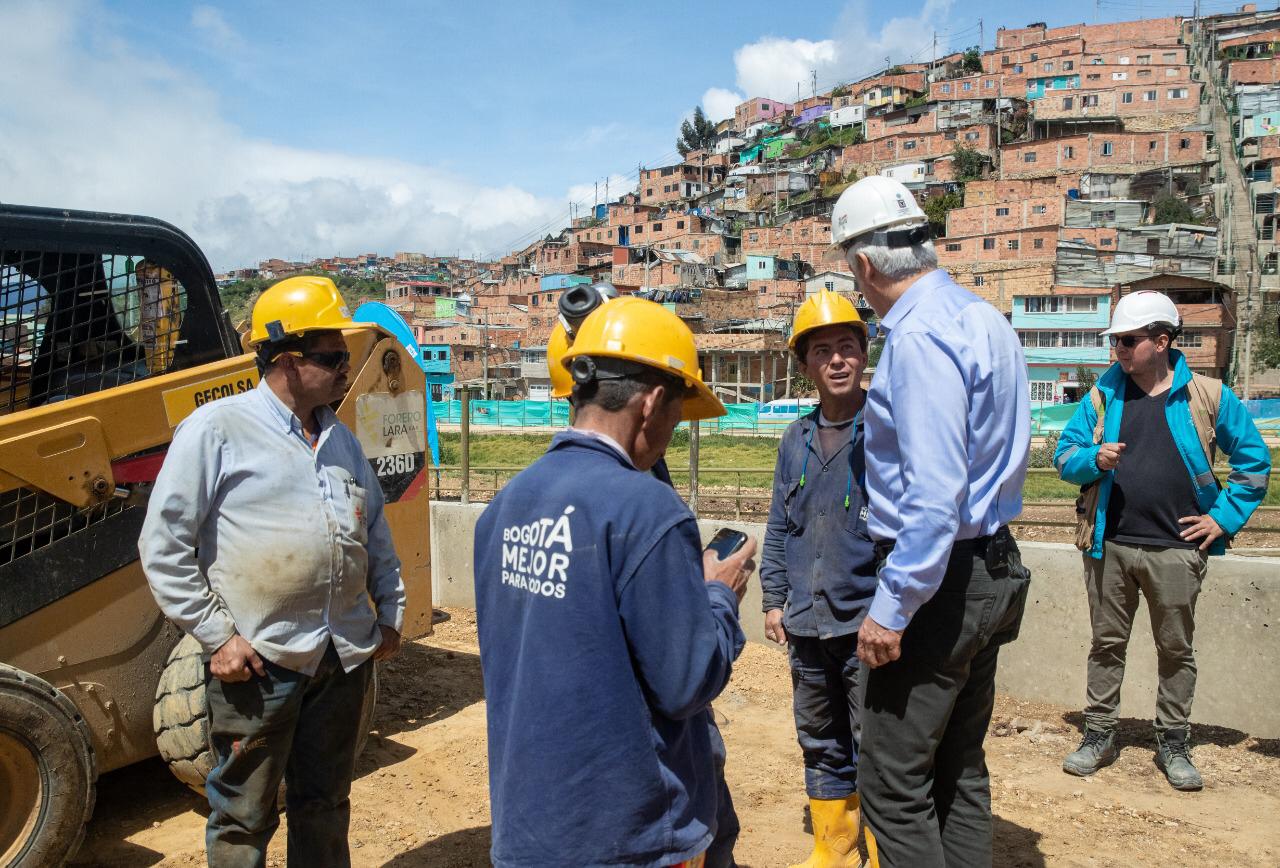 El alcalde Enrique Peñalosa estuvo en varios puntos de obras claves en la localidad de Ciudad Bolívar - FOTO: Consejería de Comunicaciones