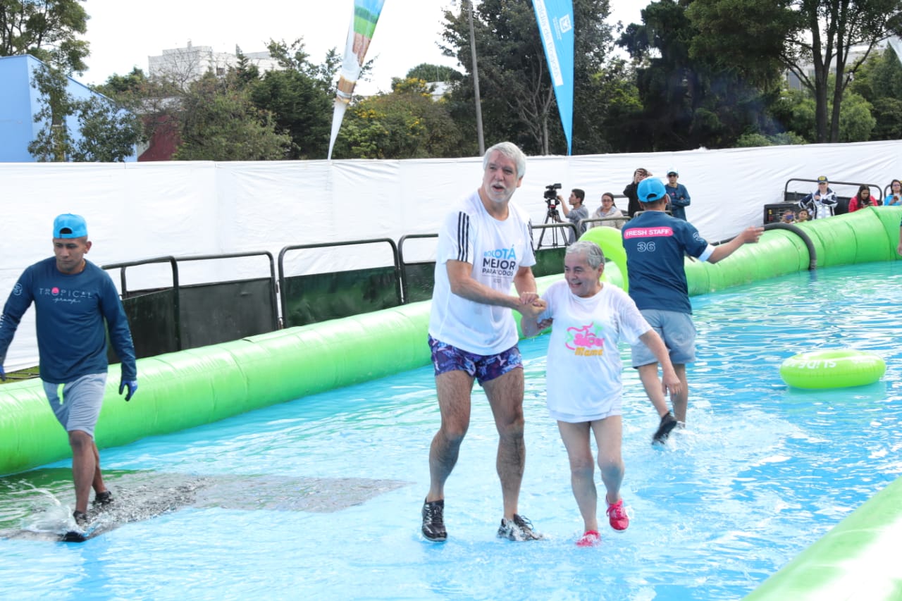 Peñalosa abrió y se lanzó por el #TobogánDeVerano - Foto:Consejería de Comunicaciones