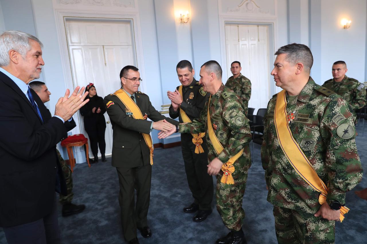  Peñalosa reconocimiento a policías y militares - FOTO: Consejería de Comunicaciones