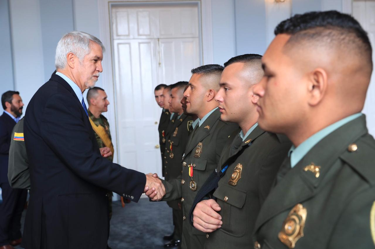  Peñalosa reconocimiento a policías y militares - FOTO: Consejería de Comunicaciones
