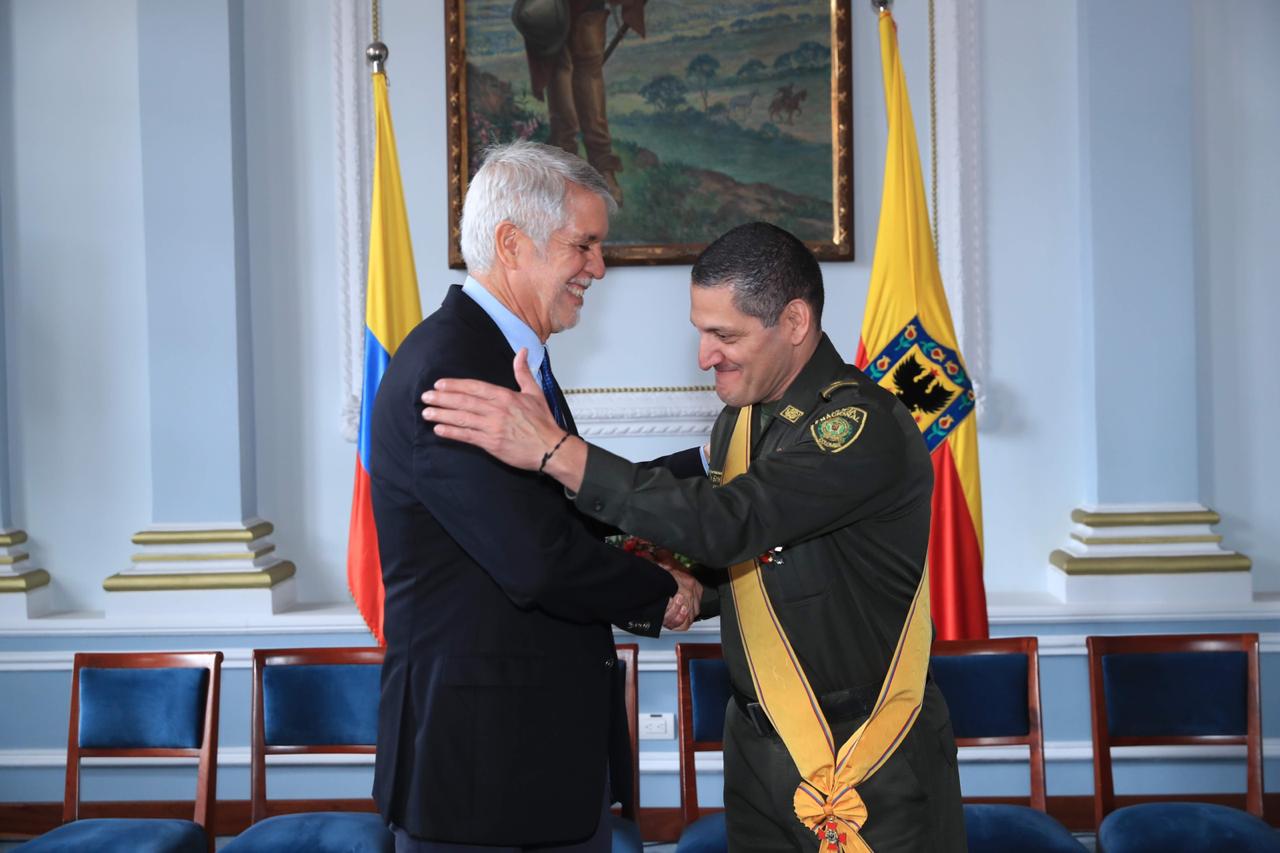  Peñalosa reconocimiento a policías y militares - FOTO: Consejería de Comunicaciones