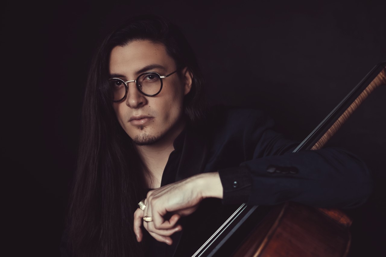 Foto del violonchelista bogotano Santiago Cañon en concierto