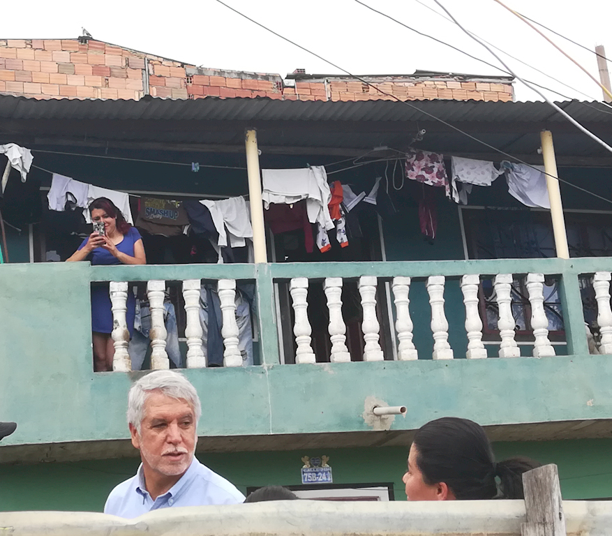 En las calles de Ciudad Bolívar Enrique Peñalosa atendió a la comunidad y escuchó sus necesidades - Foto: Alcaldía de Bogotá.