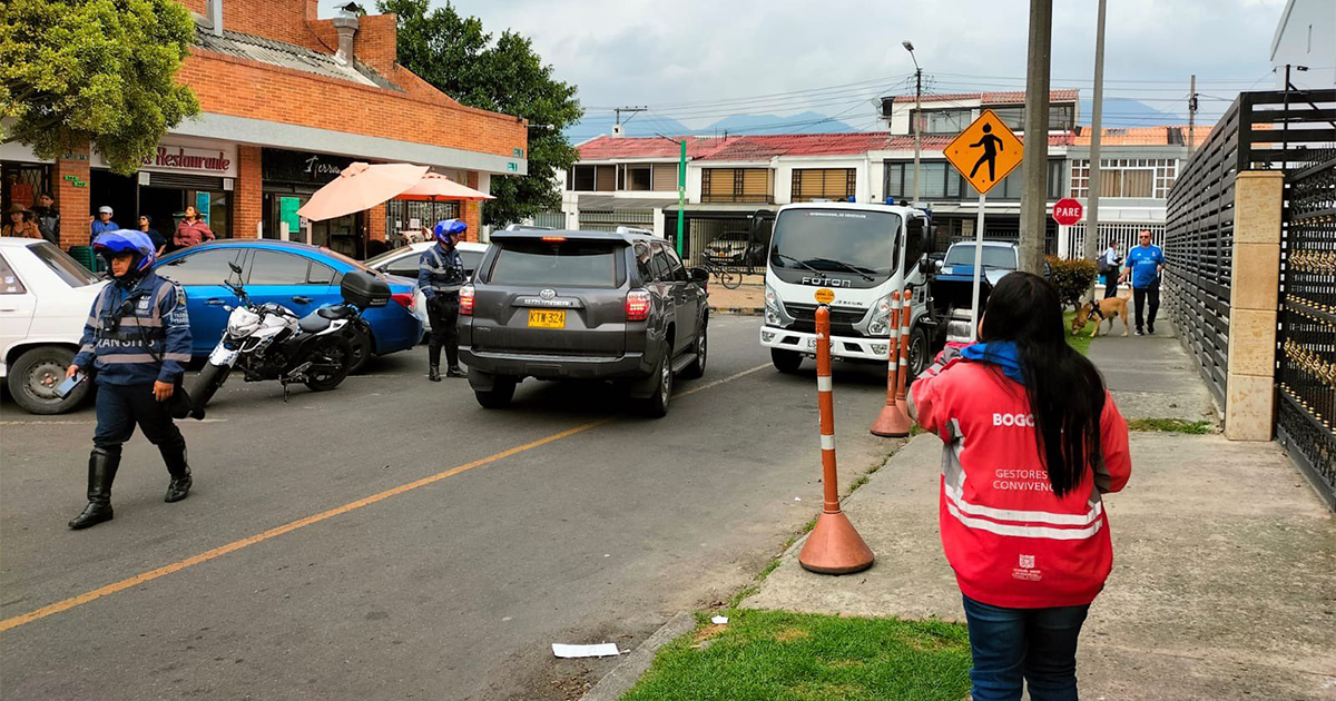 Gestores de Convivencia recorren alrededores del parque Simón Bolívar para garantizar la seguridad de vecinos del sector y asistentes al Festival Estéreo Picnic 2024. 