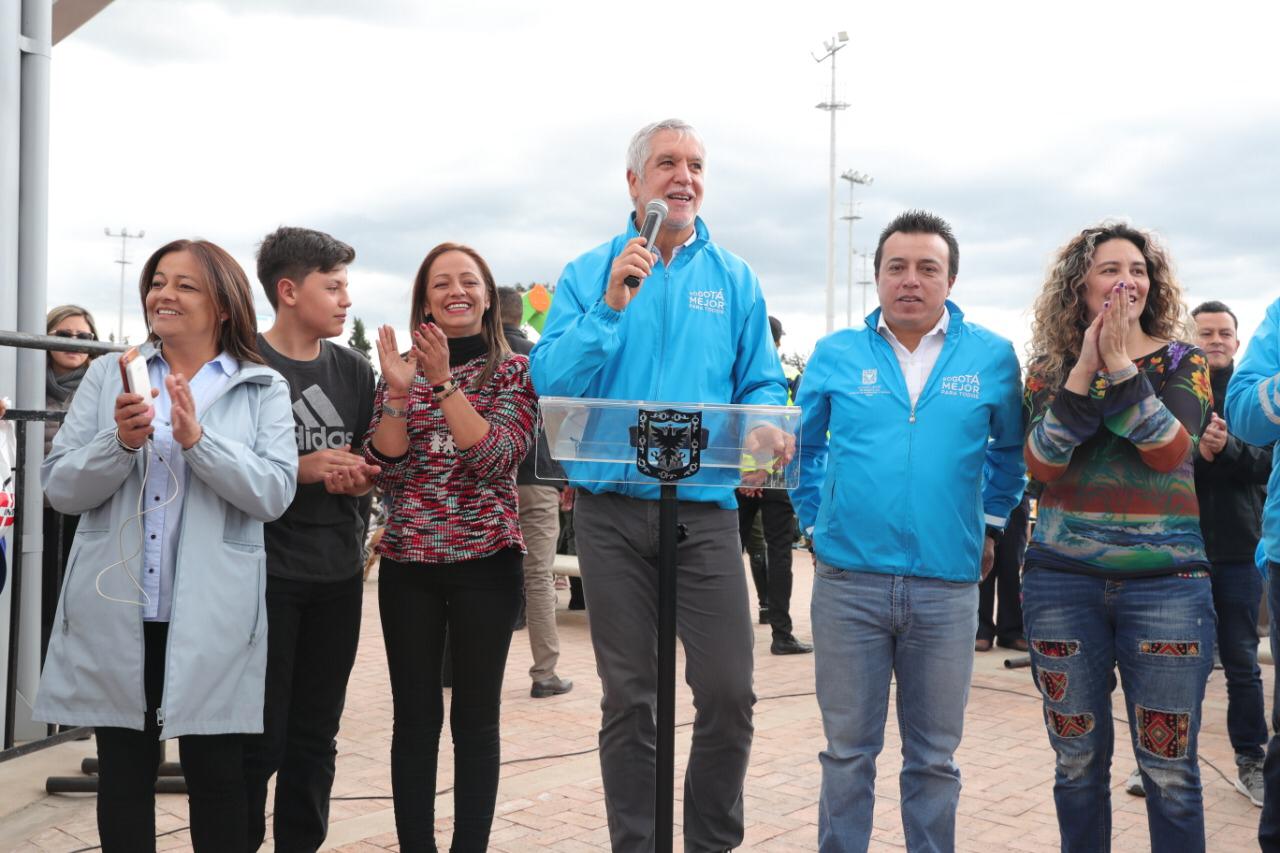 Hijas de Gilma Jiménez en la entrega del parque Gilma Jiménez