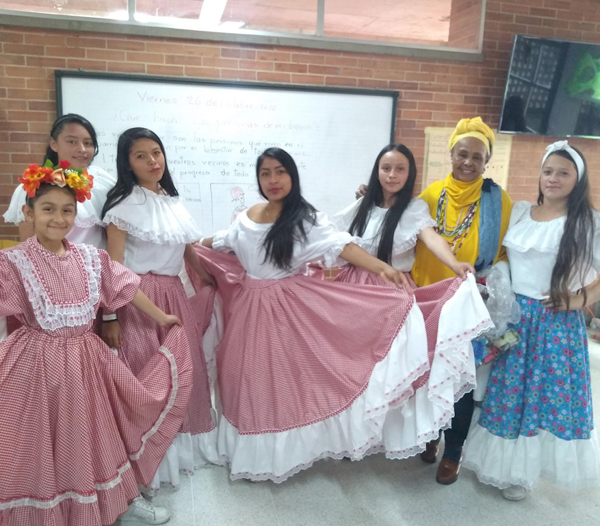 Estudiantes del colegio San Francisco preparadas para una presentación del grupo de danza - Foto cortesía: María de Jesús Rengifo.