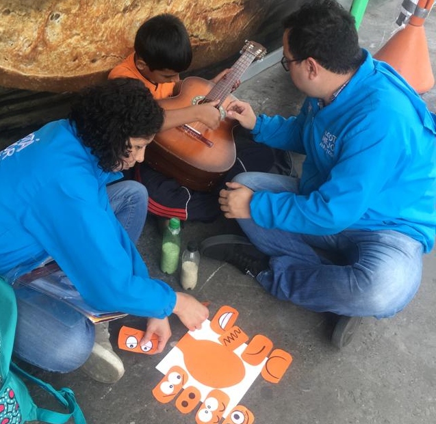 Niño siendo atendido por ángeles azules de la Secretaría de Integración Social 