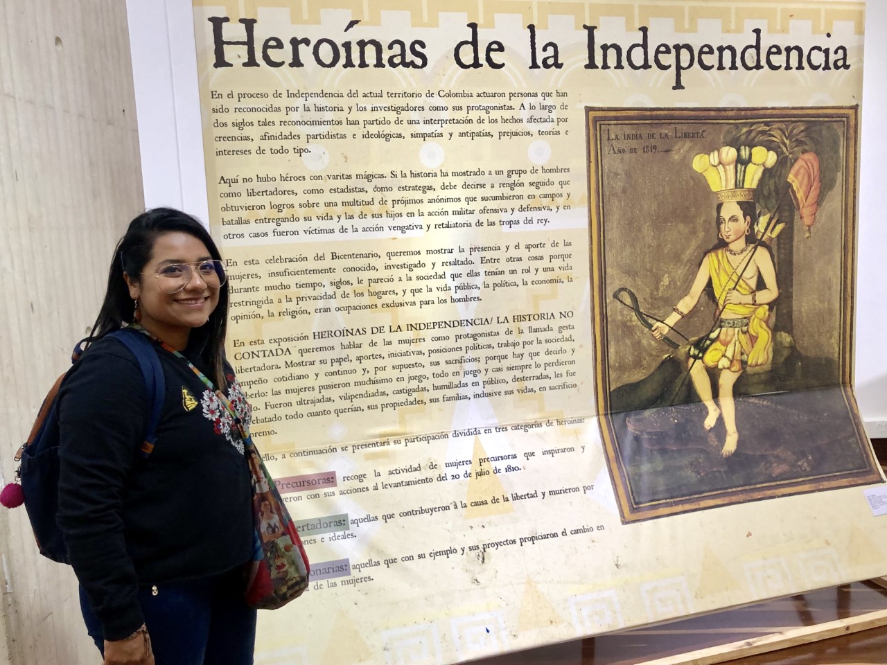 Imagen de Katerin observando la exposición