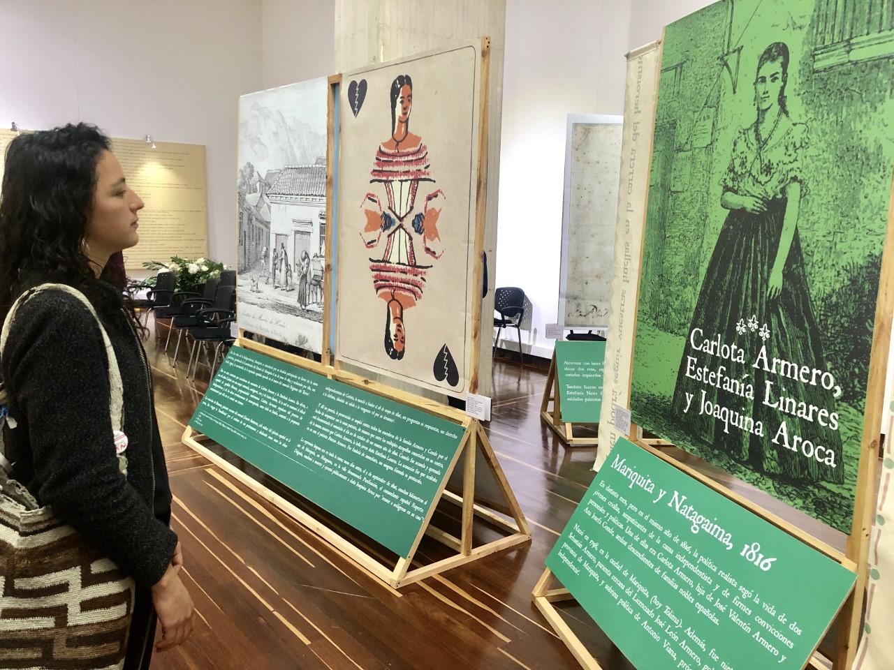Imagen de Carol Rojas observando la exposición