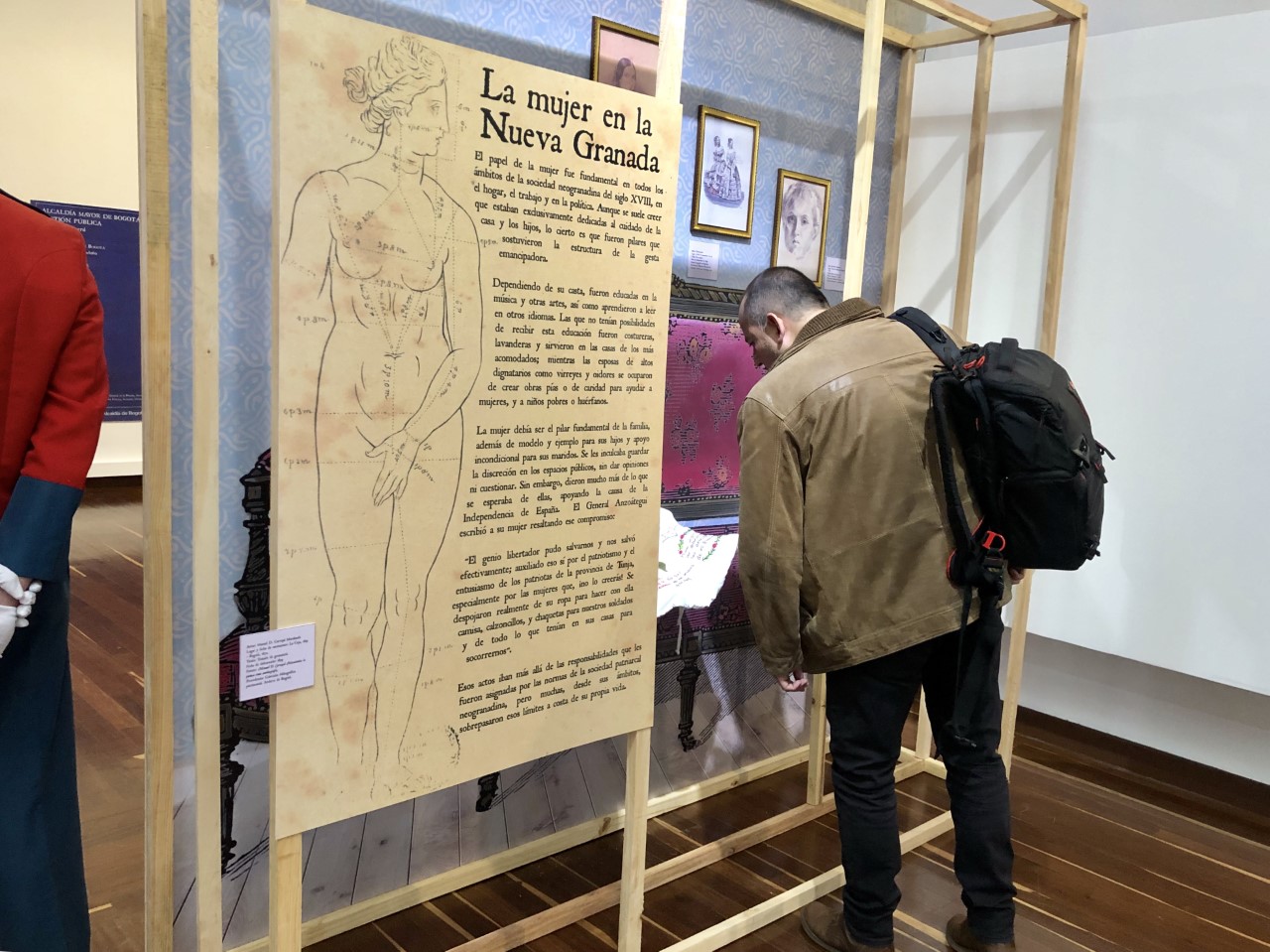 Imagen de Carlos viendo la exposición