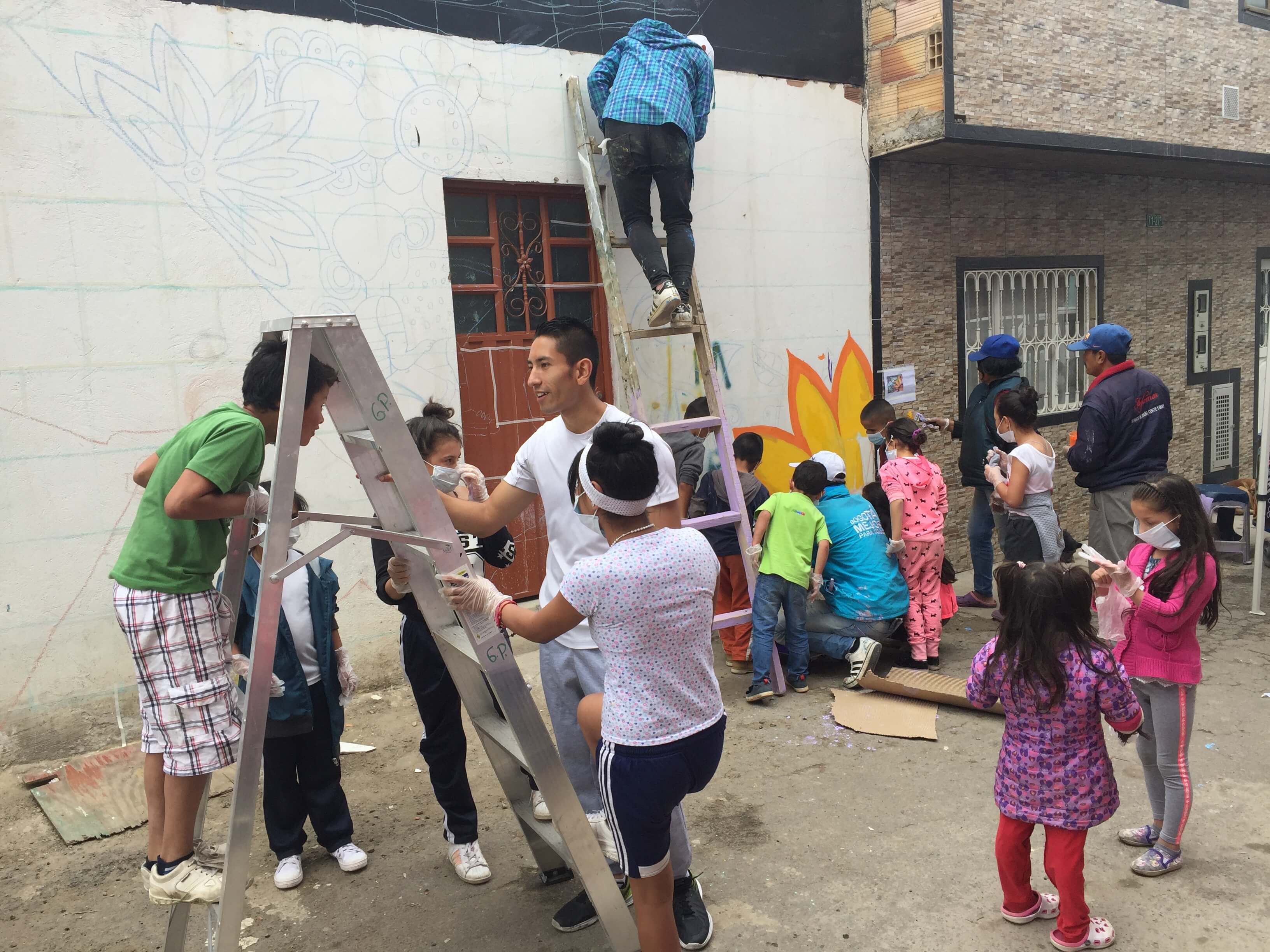 Niños pintan huerta comunitaria - FOTO: Consejería de Comunicaciones