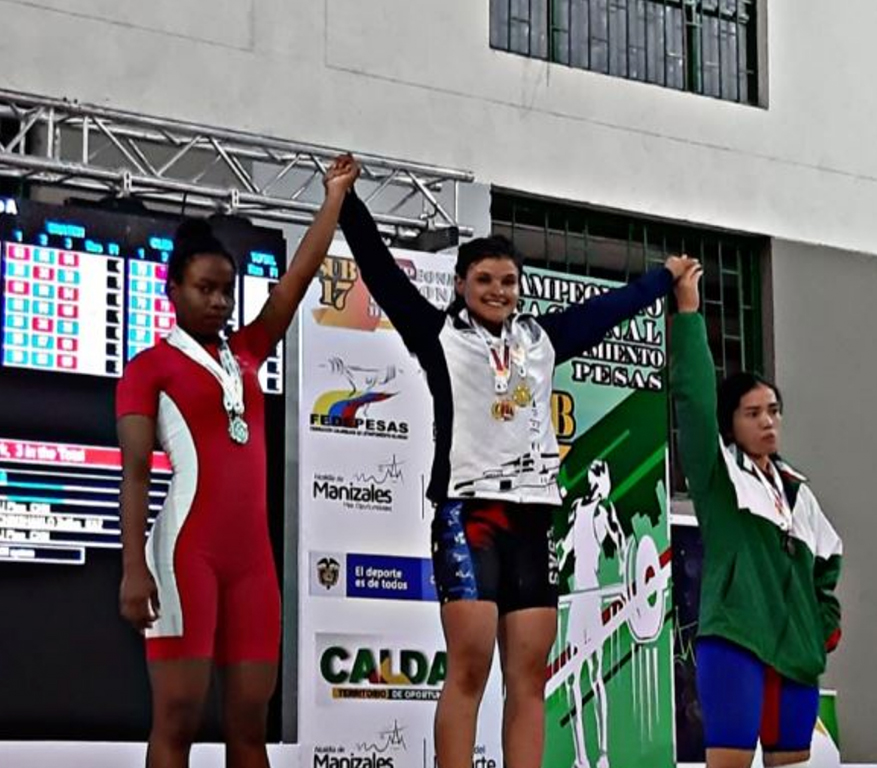 Meely Villamizar en lo más alto del podio recibiendo la medalla de oro - Foto: Secretaría de Educación.