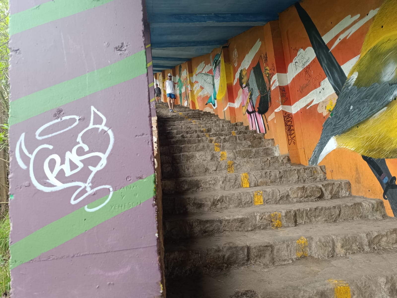 Beneficiarios pintando el túnel del sendero peatonal del cerro de Monserrate.