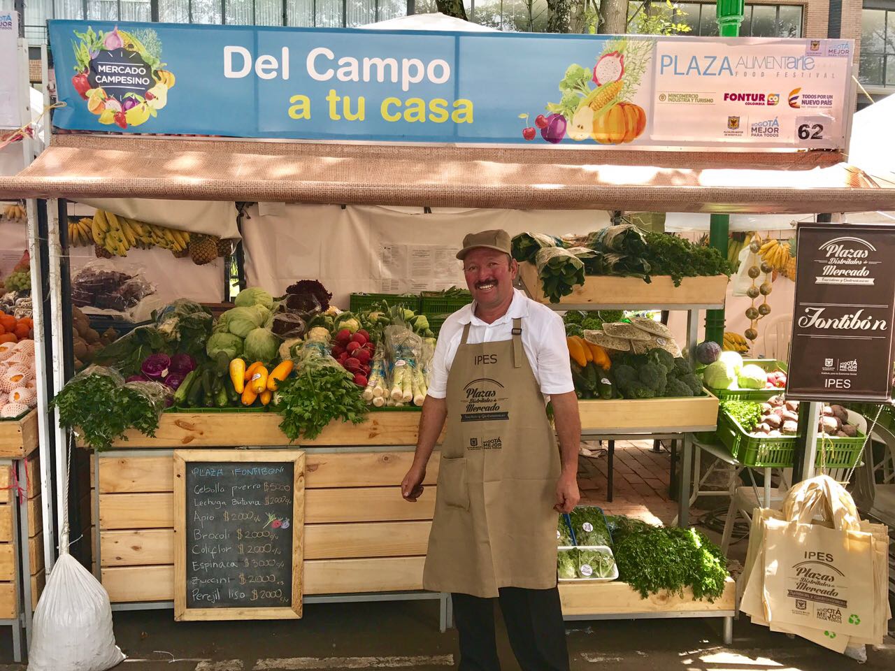 Vendedor de una de las plazas de mercado en una edición pasada de Alimentarte.