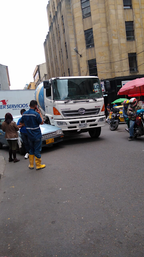 Incidente vial entre carro y camión en Bogotá