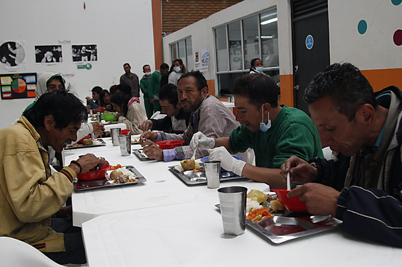 Ex habitantes de calle se alimentan en centro especializado 