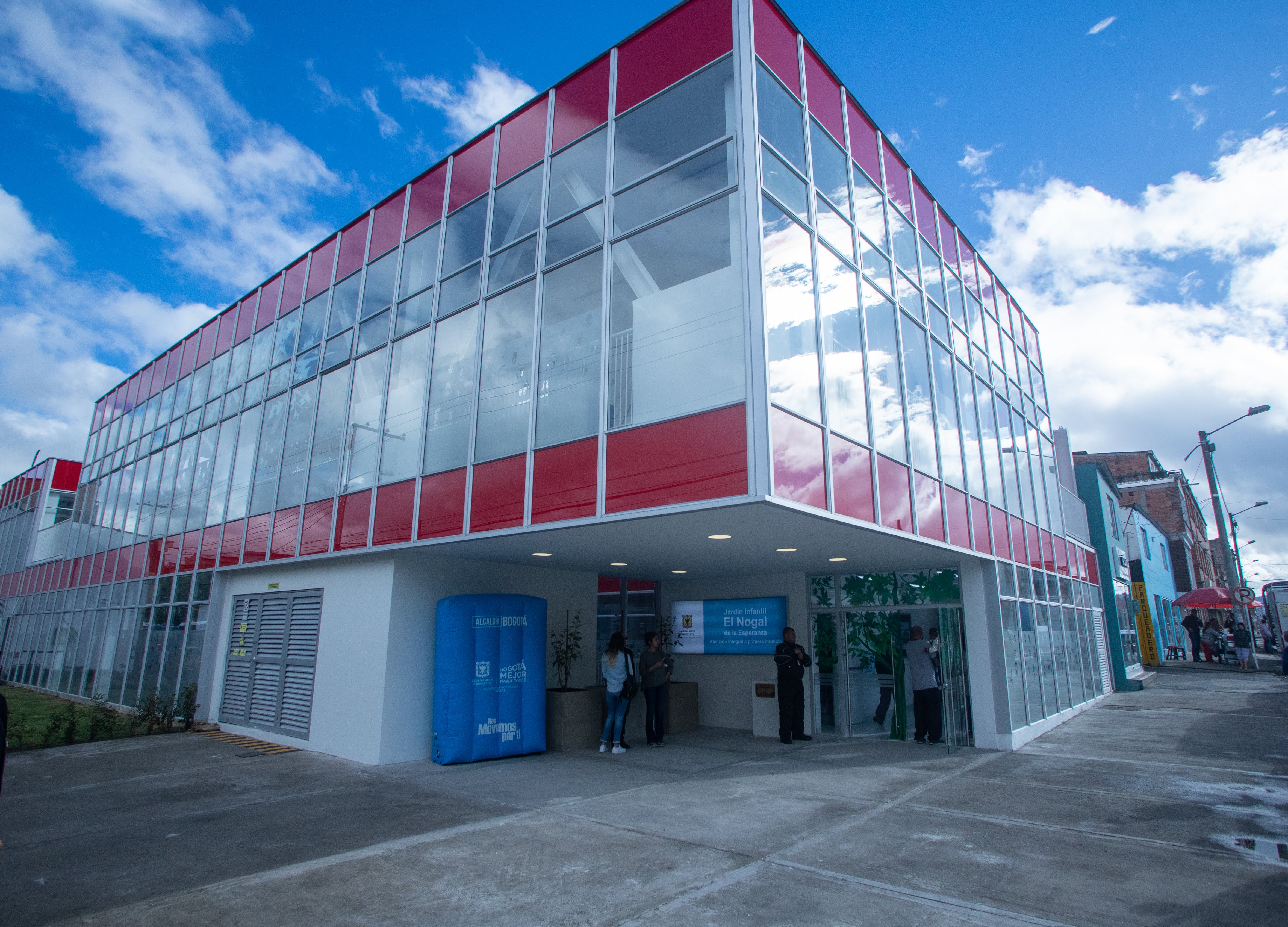 imagen de la fachada del Jardín El Nogal
