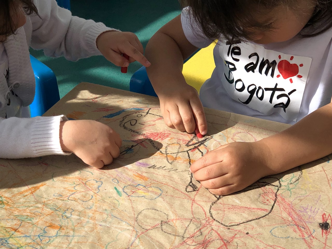 imagen de niños pintando 