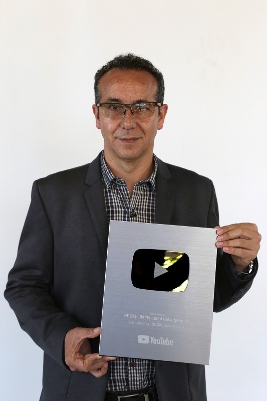 Imagen del profe recibiendo reconocimiento de YouTube