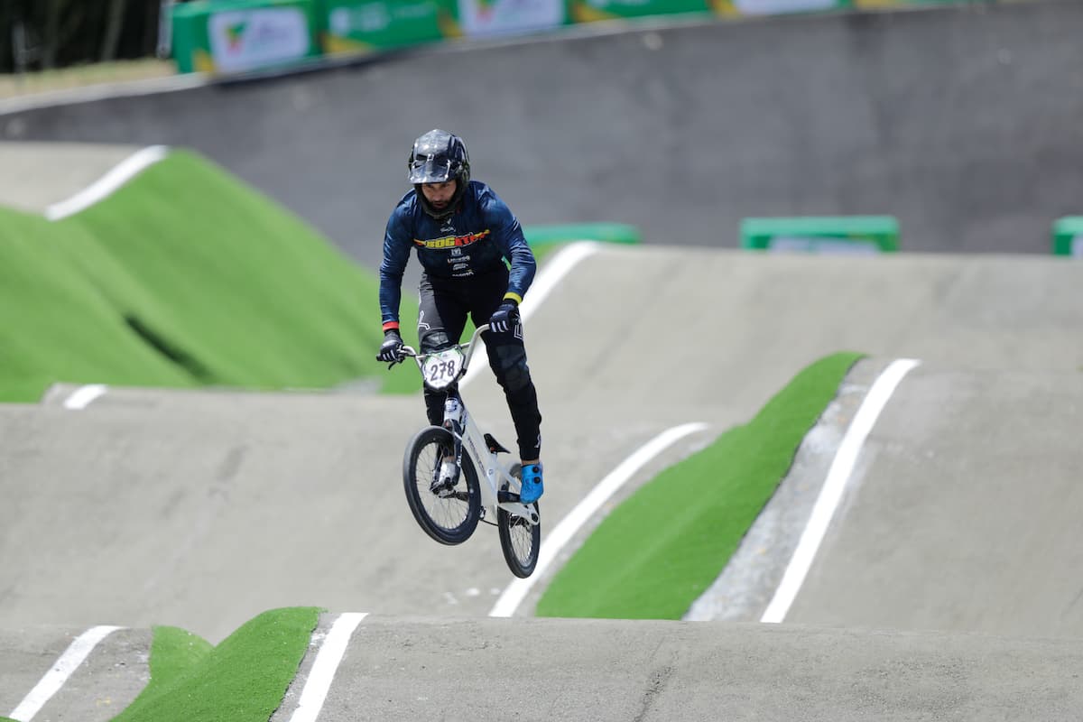 Juegos Olímpicos Paris 2024_ Carlos Ramírez en pista BMX por Bogotá