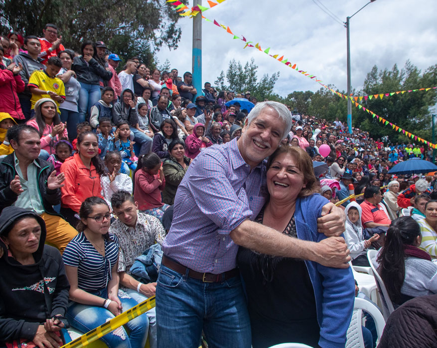 Los vecinos no ocultaron la alegría y le agradecieron al alcalde Enrique Pañalosa - Foto: Andrés Sandoval, Alcaldía de Bogotá.