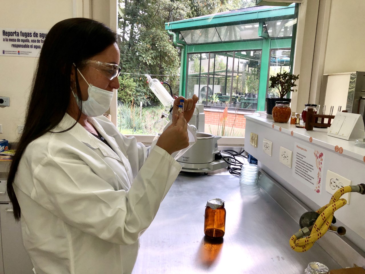 Imagen de una analista haciendo practicas en el laboratorio
