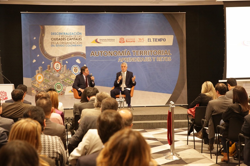 Lanzamiento libro de descentralización de Asocapitales - Foto: Comunicaciones Alcaldía Bogotá / Diego Bauman