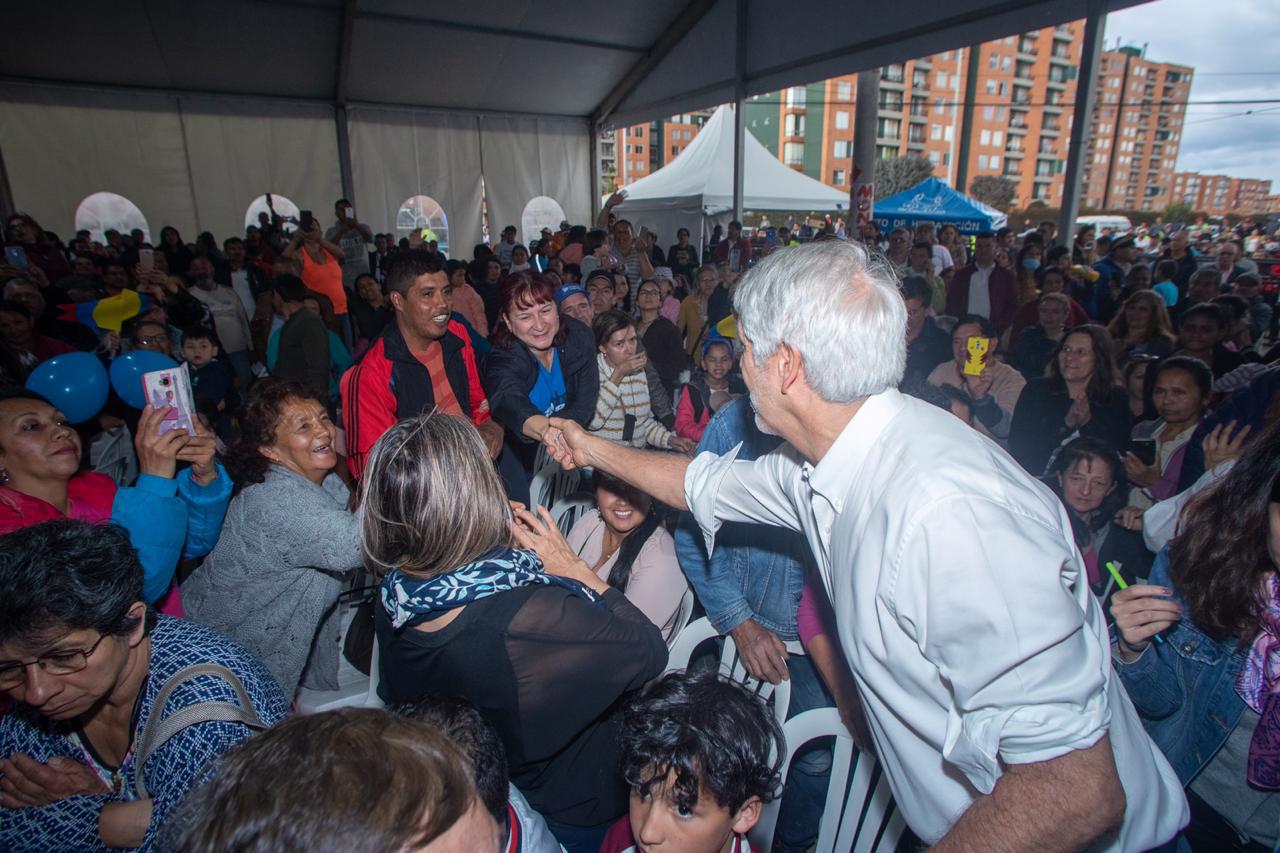 Con Unir II ya son 65 los barrios legalizados en Bogotá por parte de la Alcaldía de Enrique Peñalosa - FOTO: Consejería de Comunicaciones