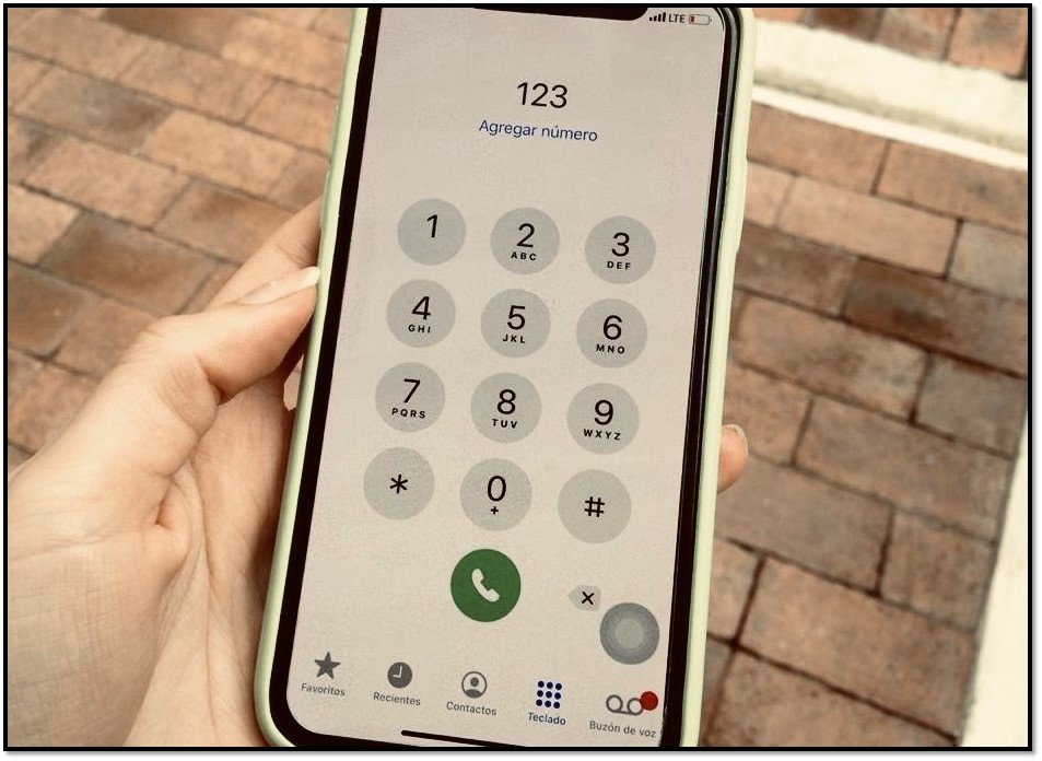 Imagen de un celular marcando la línea 123