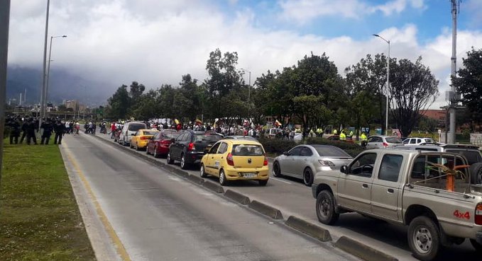 Manifestación por la calle 26 en Bogotá