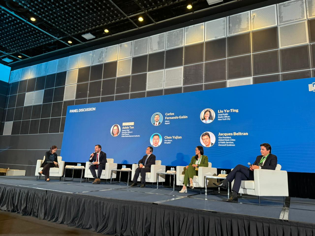 Mayor Carlos F. Galán Attends World Cities Summit in Singapore