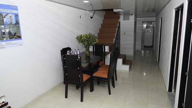 La sala y escaleras de una casa que fue beneficiada con el programa de mejoramiento de viviendas
