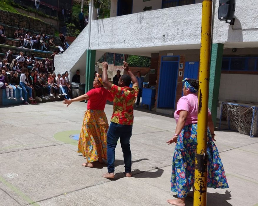 Grupo de danza de ORFA ejecutando una mentó - Foto: ORFA