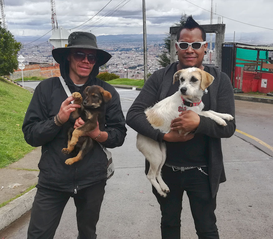 Miguel y Sebastián, líderes voluntarios reconocidos en el barrio Cerro Norte - Foto: Archivo de Bogotá.