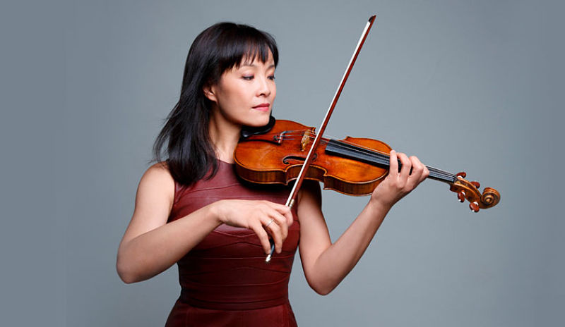 La violinista china Mira Wang tocando el violín 