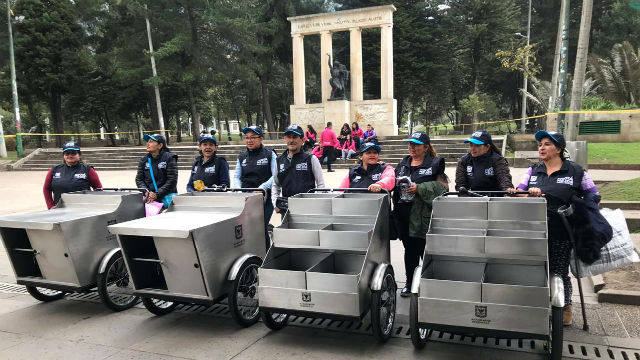 Varias personas posando con las nuevas entregas para los vendedores informales en el parque Nacional 