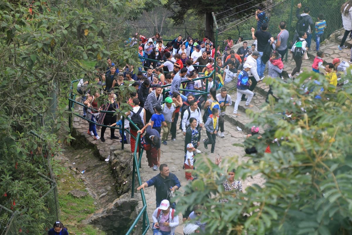 Personas ascendiendo sendero de Monserrate