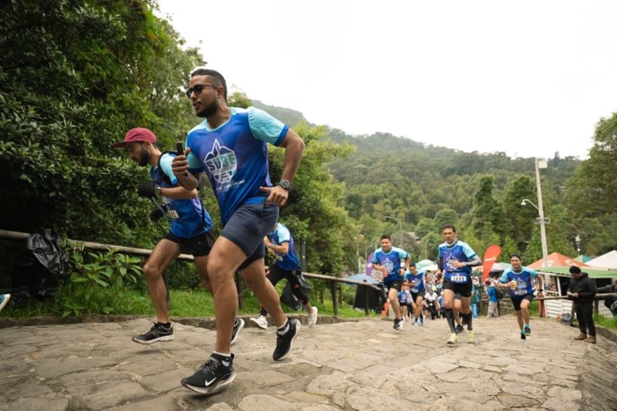 personas ascendiendo sendero de Monserrate