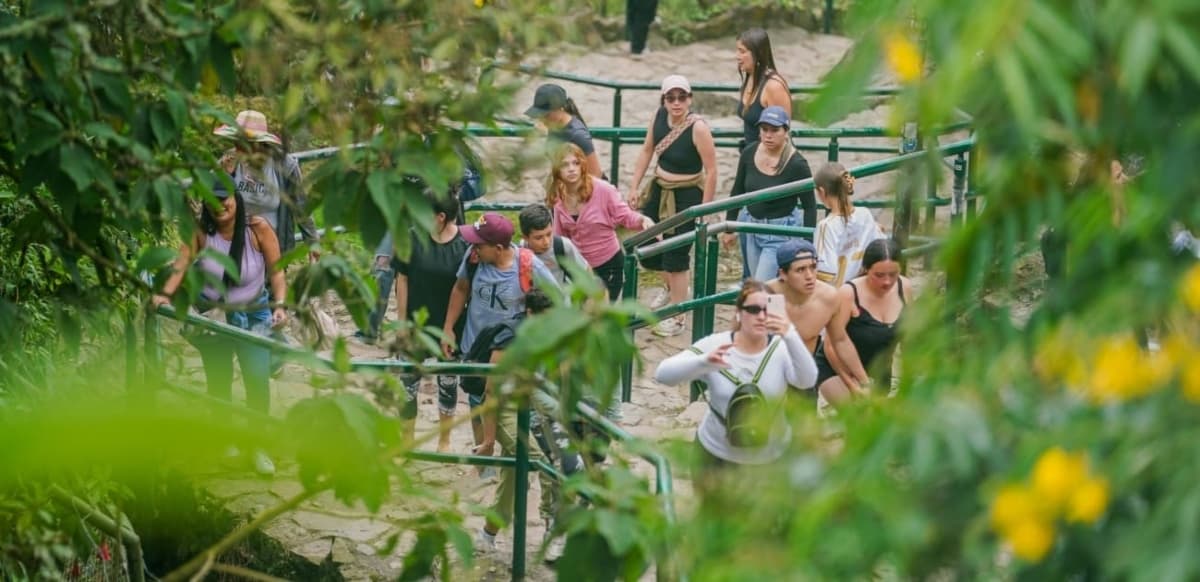 personas subiendo por el sendero de Monserrate