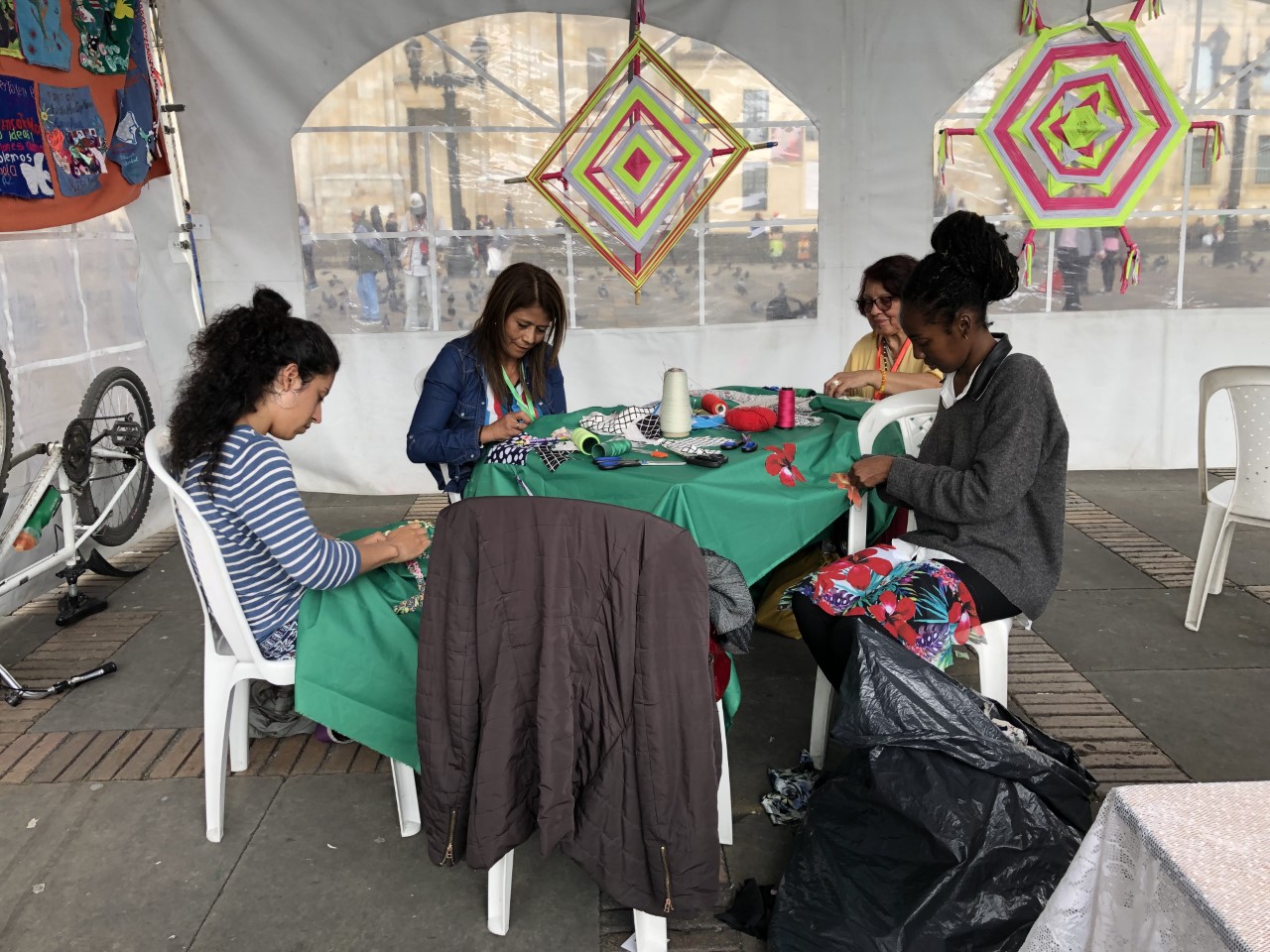 Mujeres tejiendo tela