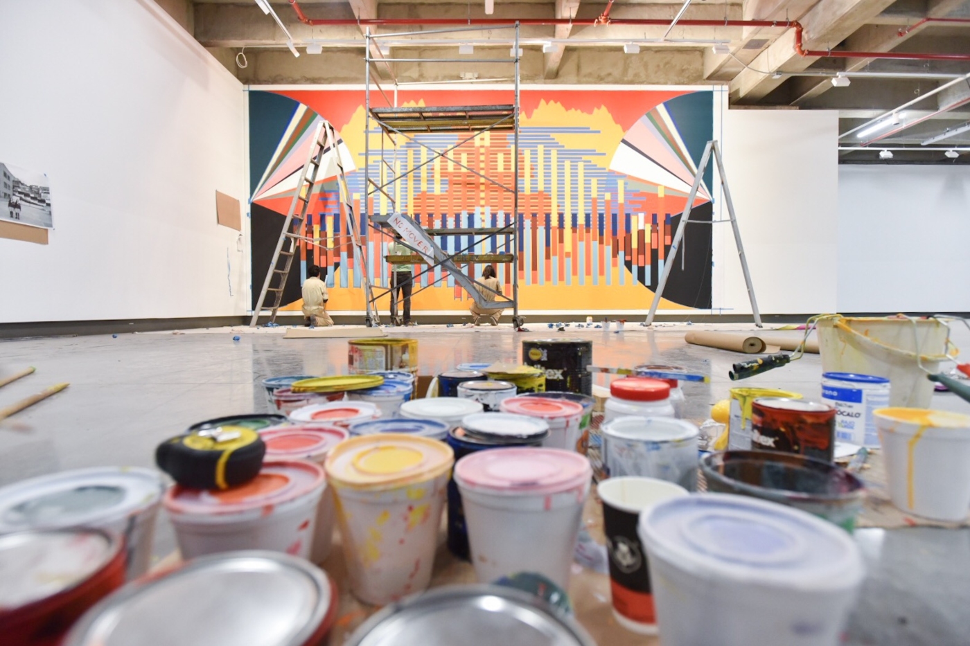Mural de pintura dentro de la Galéria Santa Fe en su inauguración 