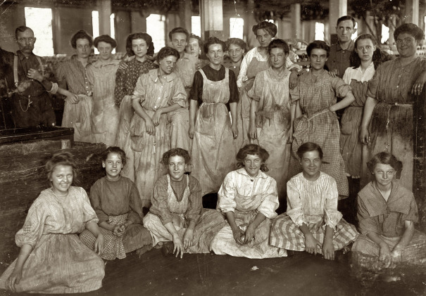 Niñas y mujeres trabajadoras textiles en 1908