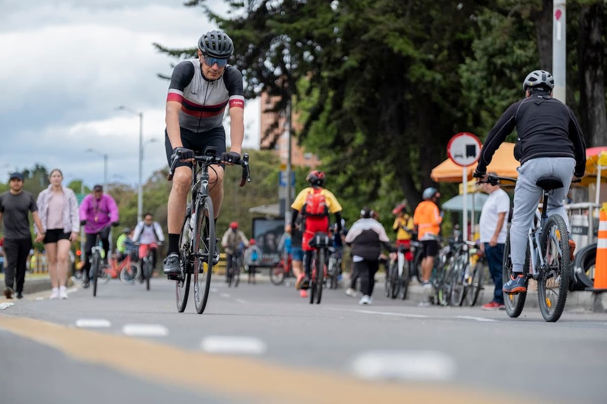 Personas circulando por la ciclovía de Bogotá