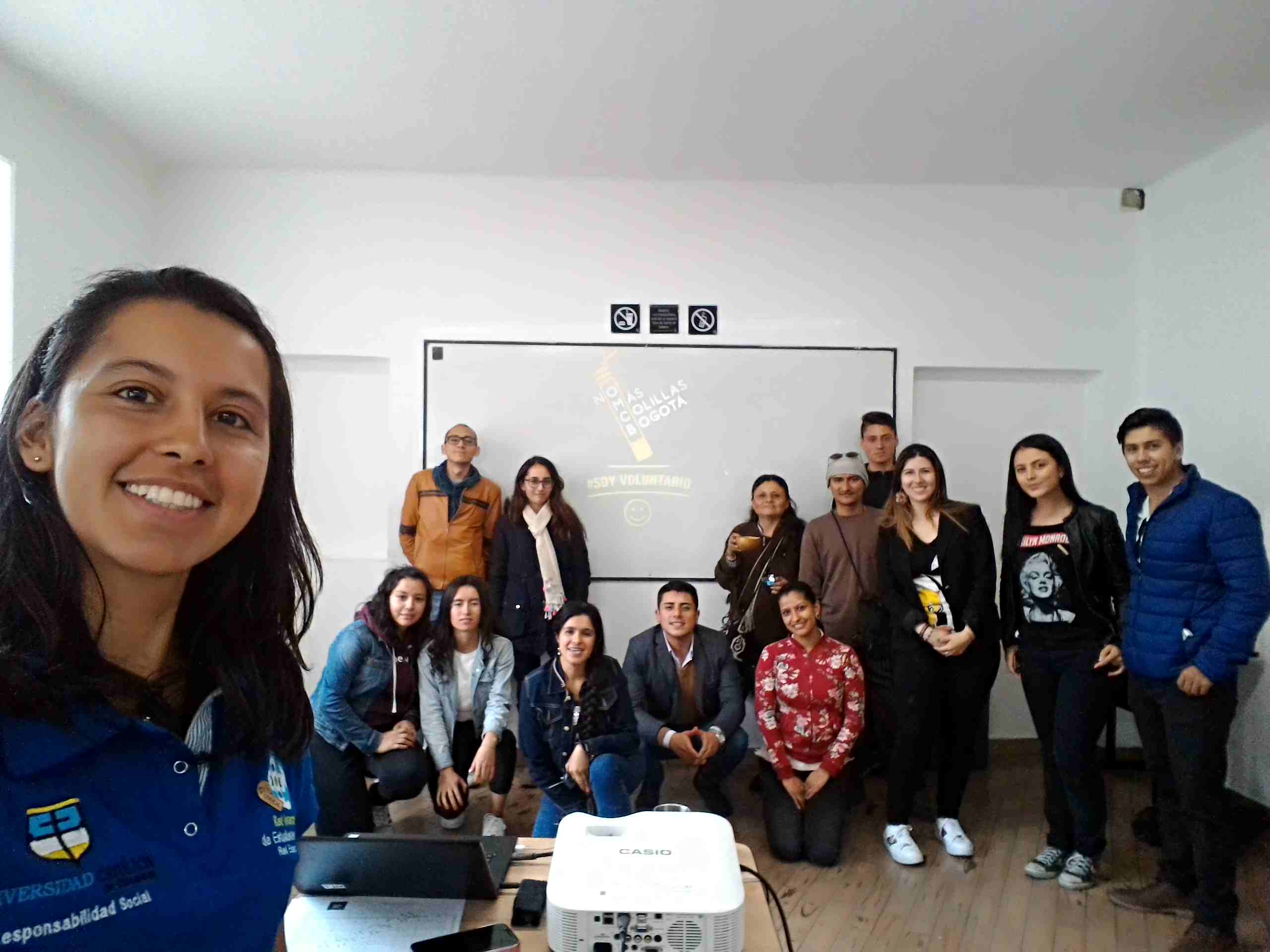 Imagen de Cindy Perilla capacitando a jóvenes universitarios