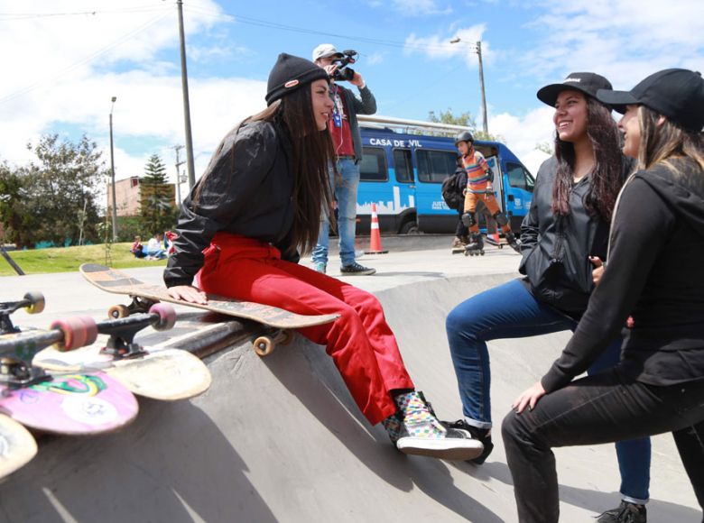 Mujeres practicando skateboard