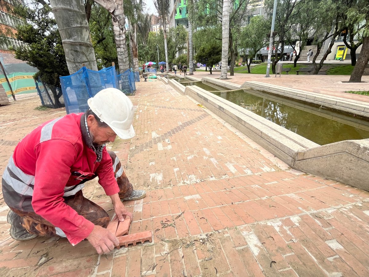 Avance de las obras de revitalización del Eje Ambiental en Bogotá